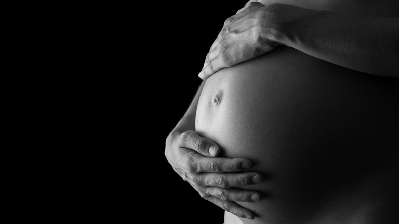 Bolsonaro sanciona lei que determina afastamento de grávidas do trabalho presencial